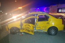 Feci Kaza, Taksi Tıra Çarptı: 2 Yaralı