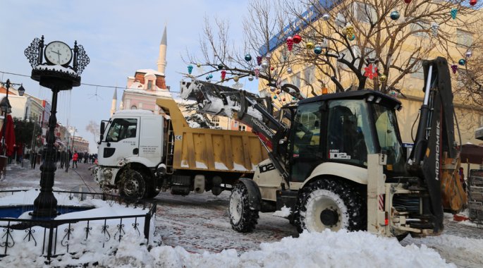 Caddeler Ve Ara Sokaklar Kardan Temizleniyor