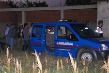 Ahırda Eşinin Cesedini Buldu